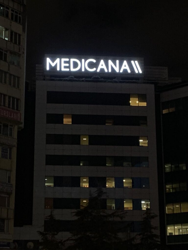 medicana hastanesi ışıklı çatı tabelası gece görünümü