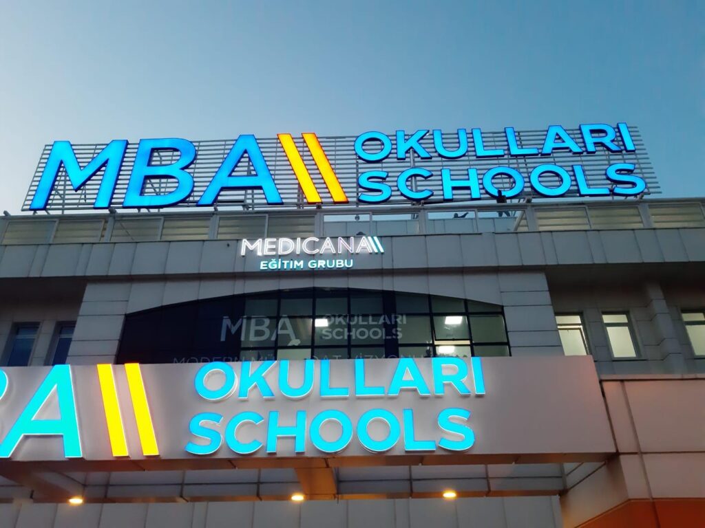 ışıklı çatı tabelası ve cephe tabelası.
İstanbul mba okulları ışıklı kutu harf uygulamaları.